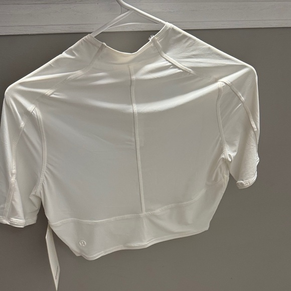 NWT Lululemon Womens Tight Fit Short Sleeve Shirt Cropped Athletic Top Size M - Picture 2 of 5